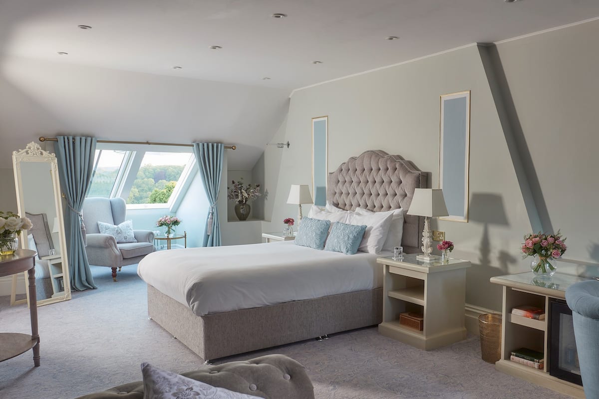 Suite, bagno in camera, vista città (Junior Suite) | 1 camera, minibar con snack e bevande gratuite, una scrivania