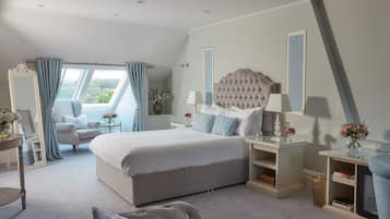 Suíte, suíte, vista para a cidade (Junior Suite) | Frigobar (abastecido com itens grátis), escrivaninha, cortinas blackout