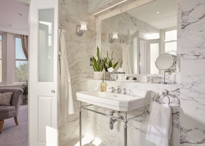 Deluxe tweepersoonskamer, en-suite badkamer | Badkamer | Een aparte badkuip en douche, een diep bad, een regendouche