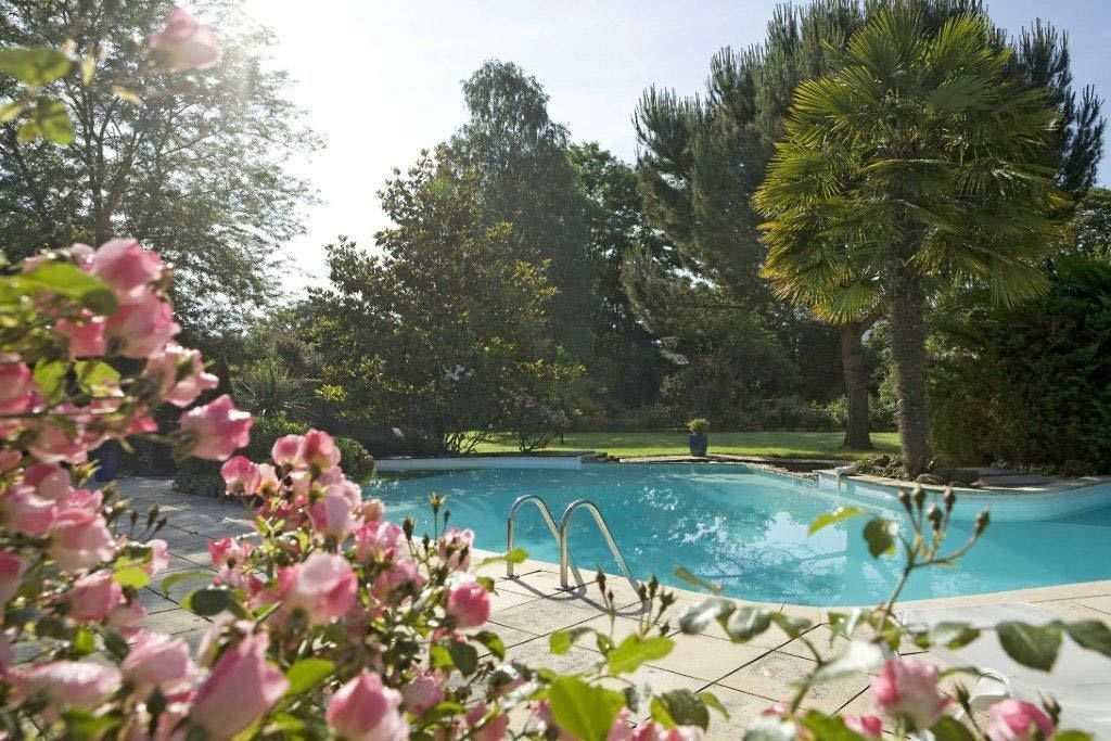 outdoor pool, pool loungers