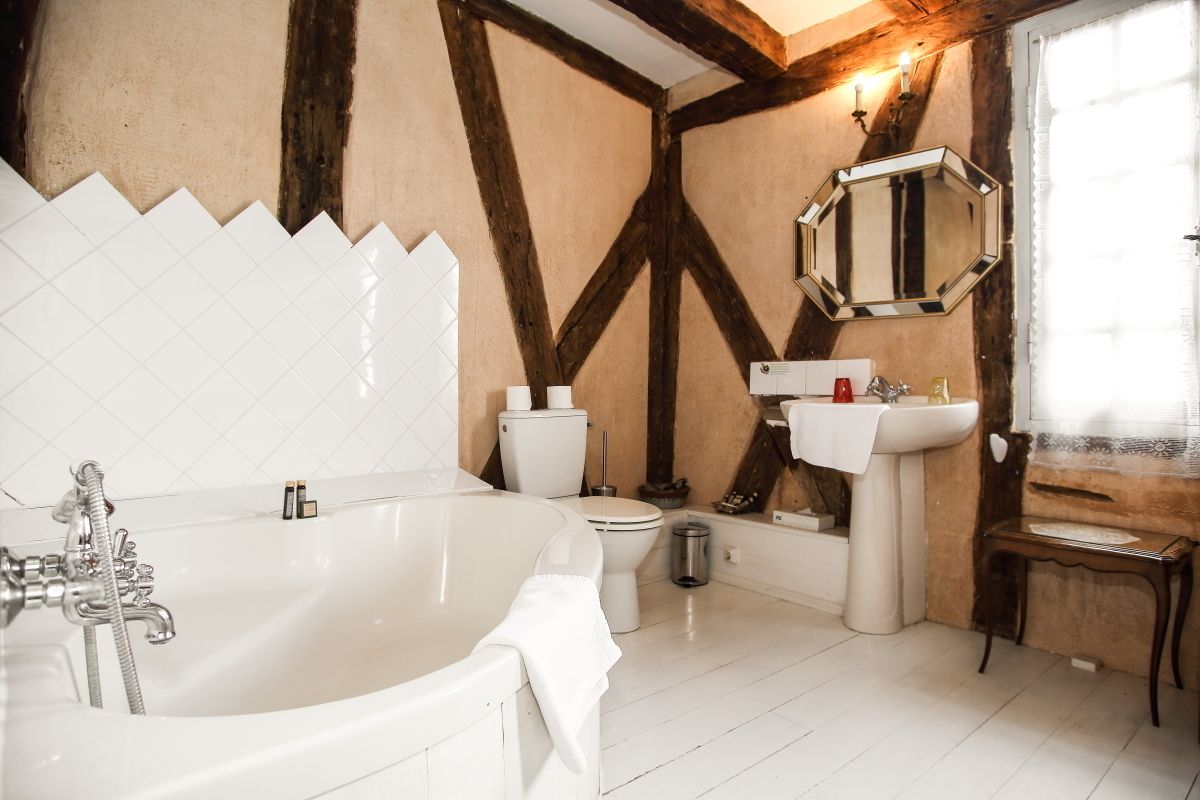 villa | bathroom | free toiletries, hair dryer, towels