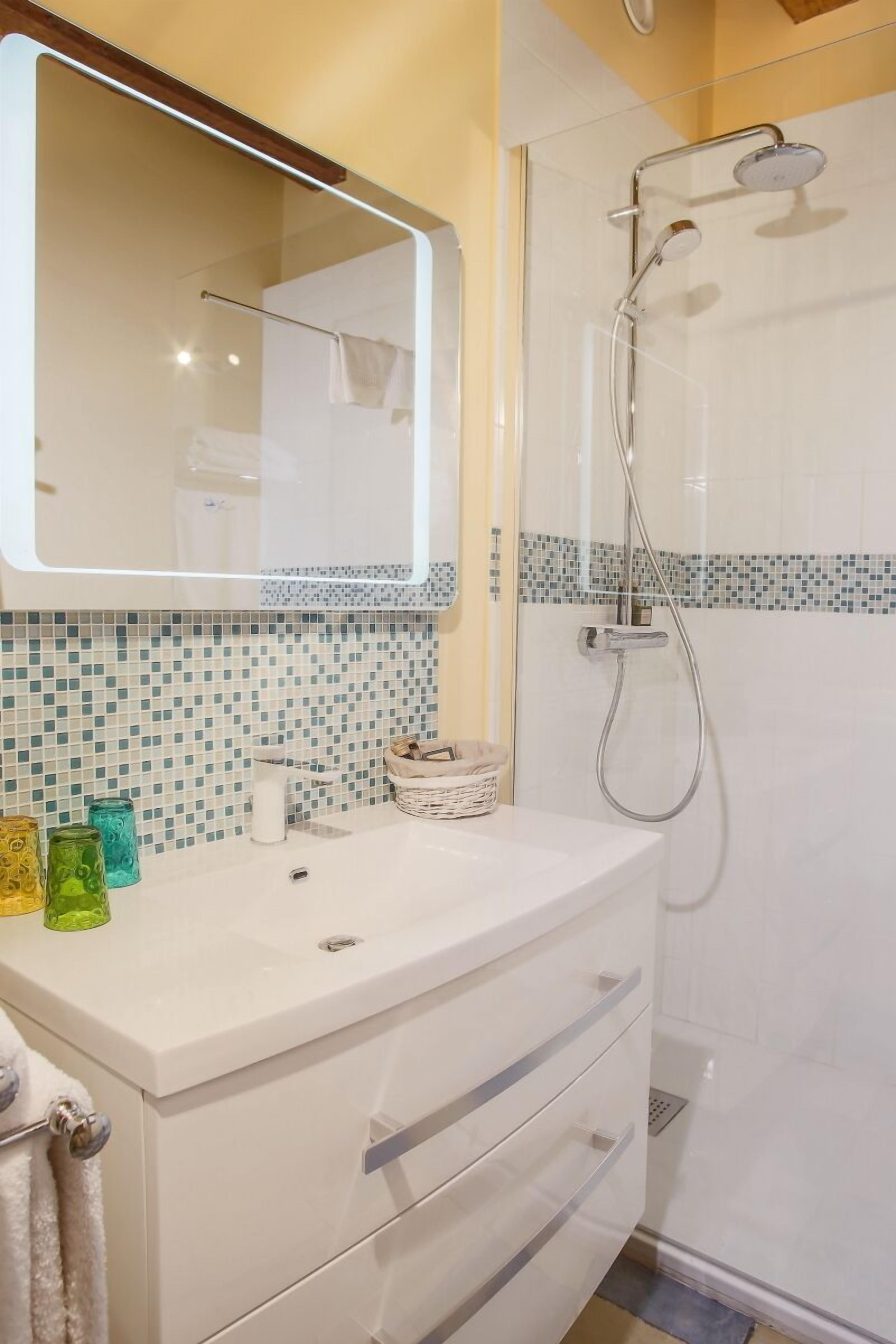 junior quadruple room | bathroom | free toiletries, hair dryer, towels
