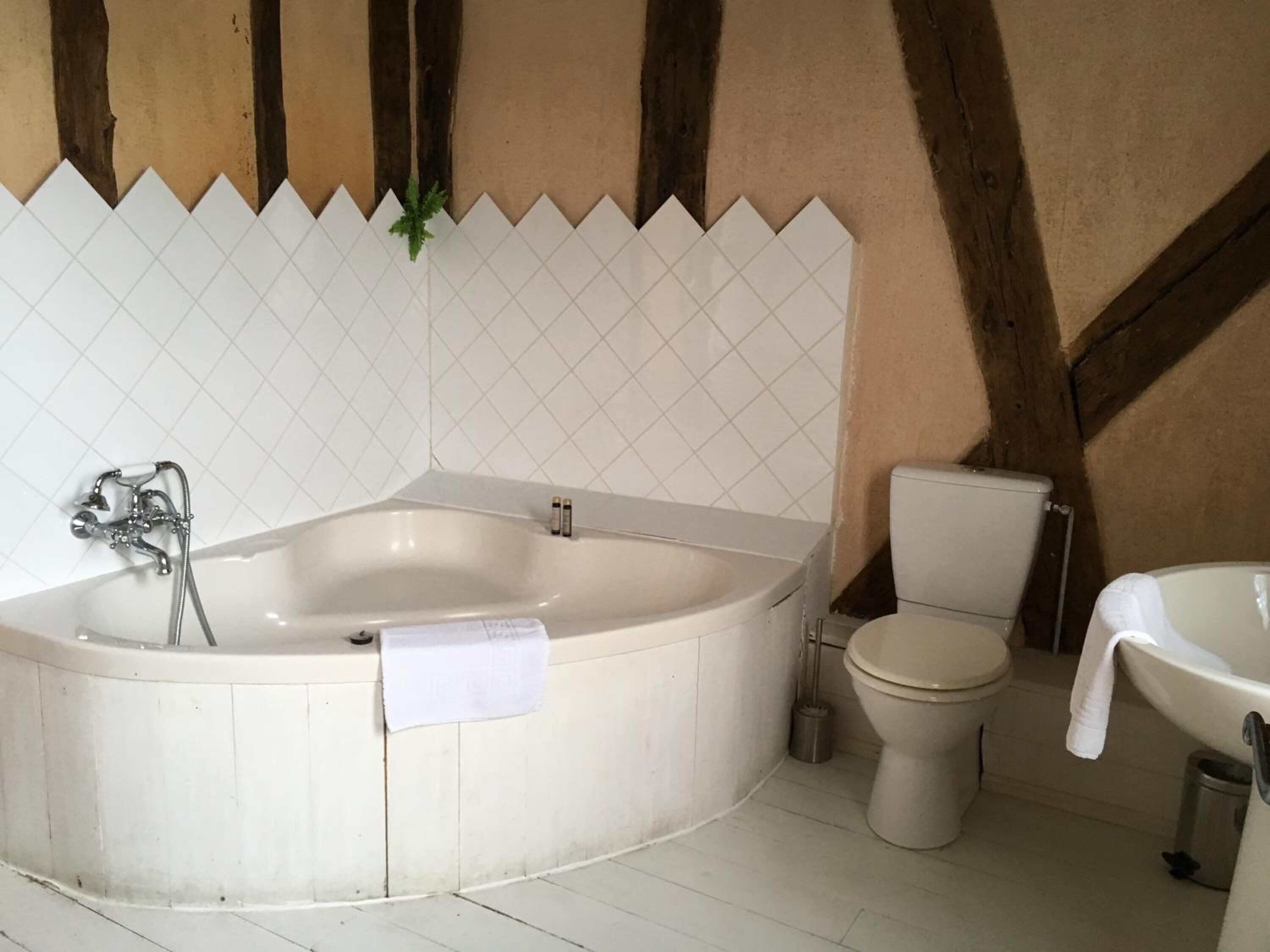 villa | bathroom | free toiletries, hair dryer, towels