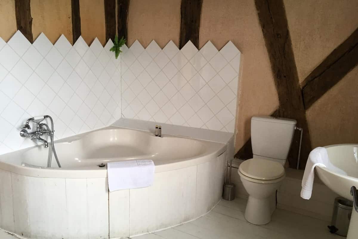 villa | bathroom | free toiletries, hair dryer, towels