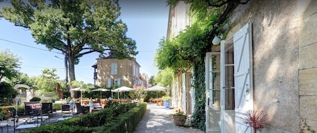 Exterior. Hôtel La Roseraie