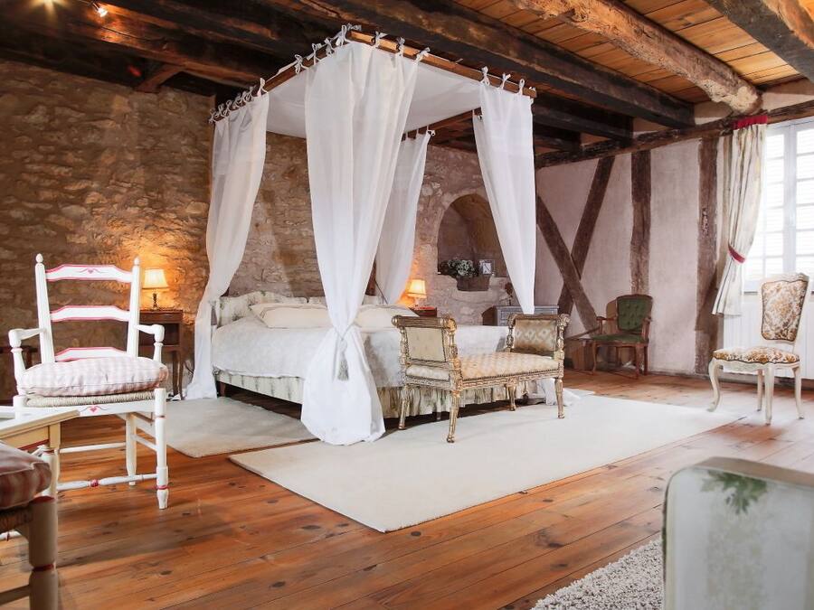 Villa | Una cassaforte in camera, con stile personalizzato