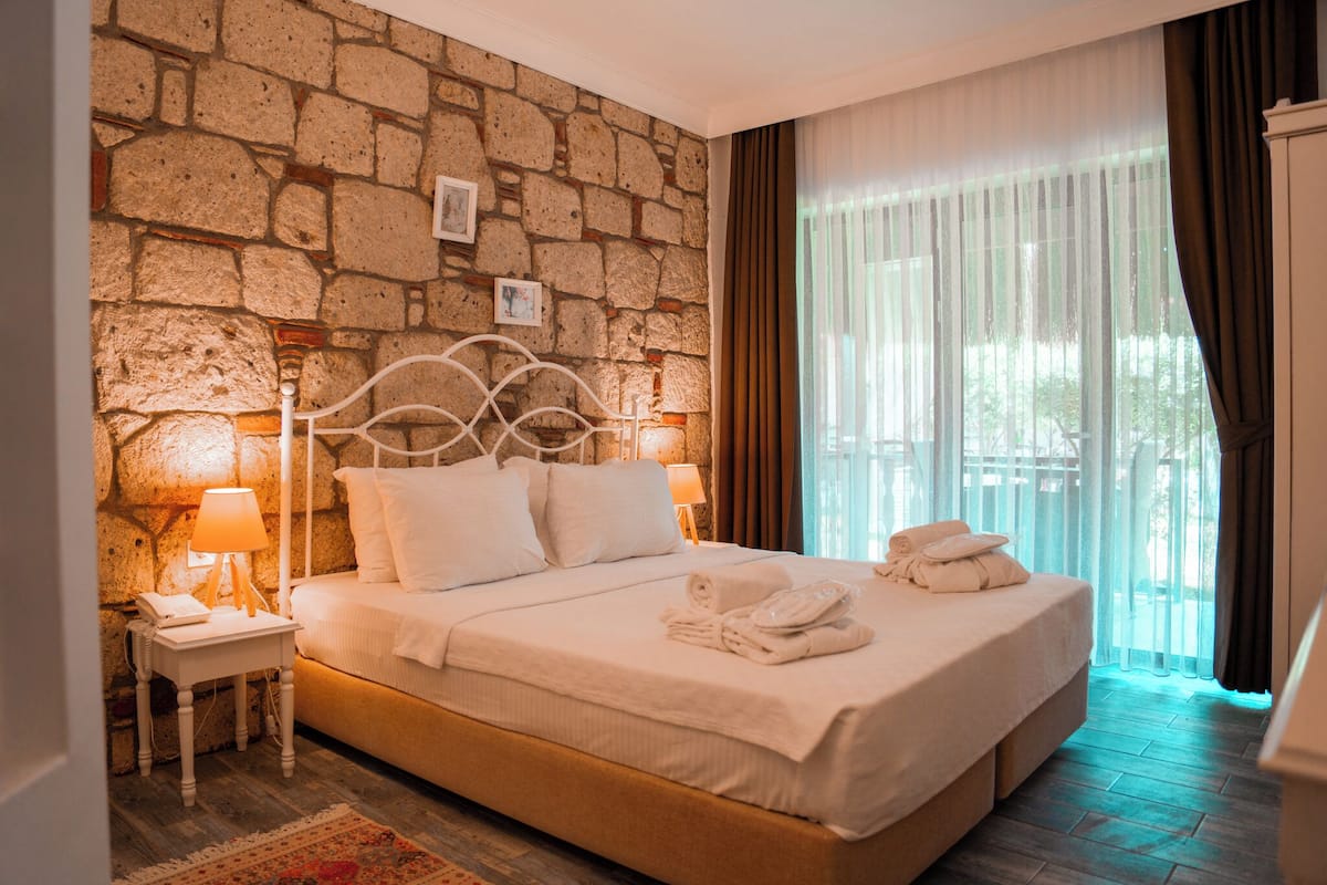 Minibar, laptop workspace, blackout curtains, soundproofing