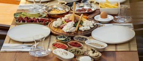Breakfast, lunch, dinner served; Turkish cuisine