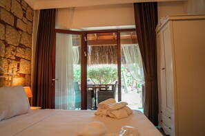 Minibar, laptop workspace, blackout drapes, soundproofing - Albeon Hotel (Cesme)