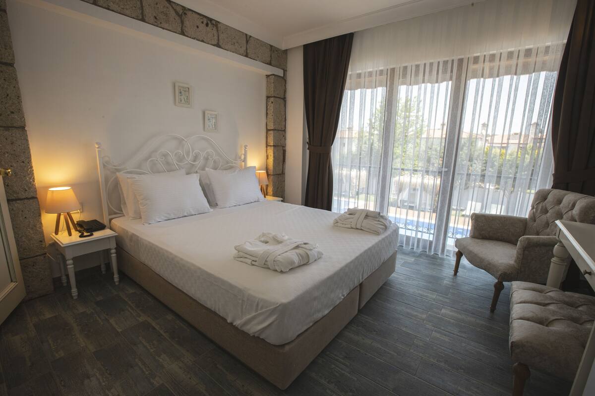 Deluxe Double Room, 1 King Bed, Balcony, Pool View