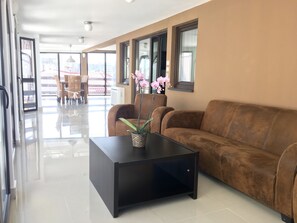 Flat-screen TV - Elysium Accommodation (Bucharest)