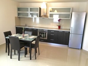 Studio | Private kitchen | Fridge, oven, coffee/tea maker, electric kettle - Elysium Accommodation (Bucharest)