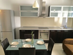 Refrigerador, horno, cafetera/tetera, tetera/pava eléctrica