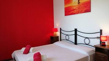 Una scrivania, Wi-Fi gratuito, lenzuola