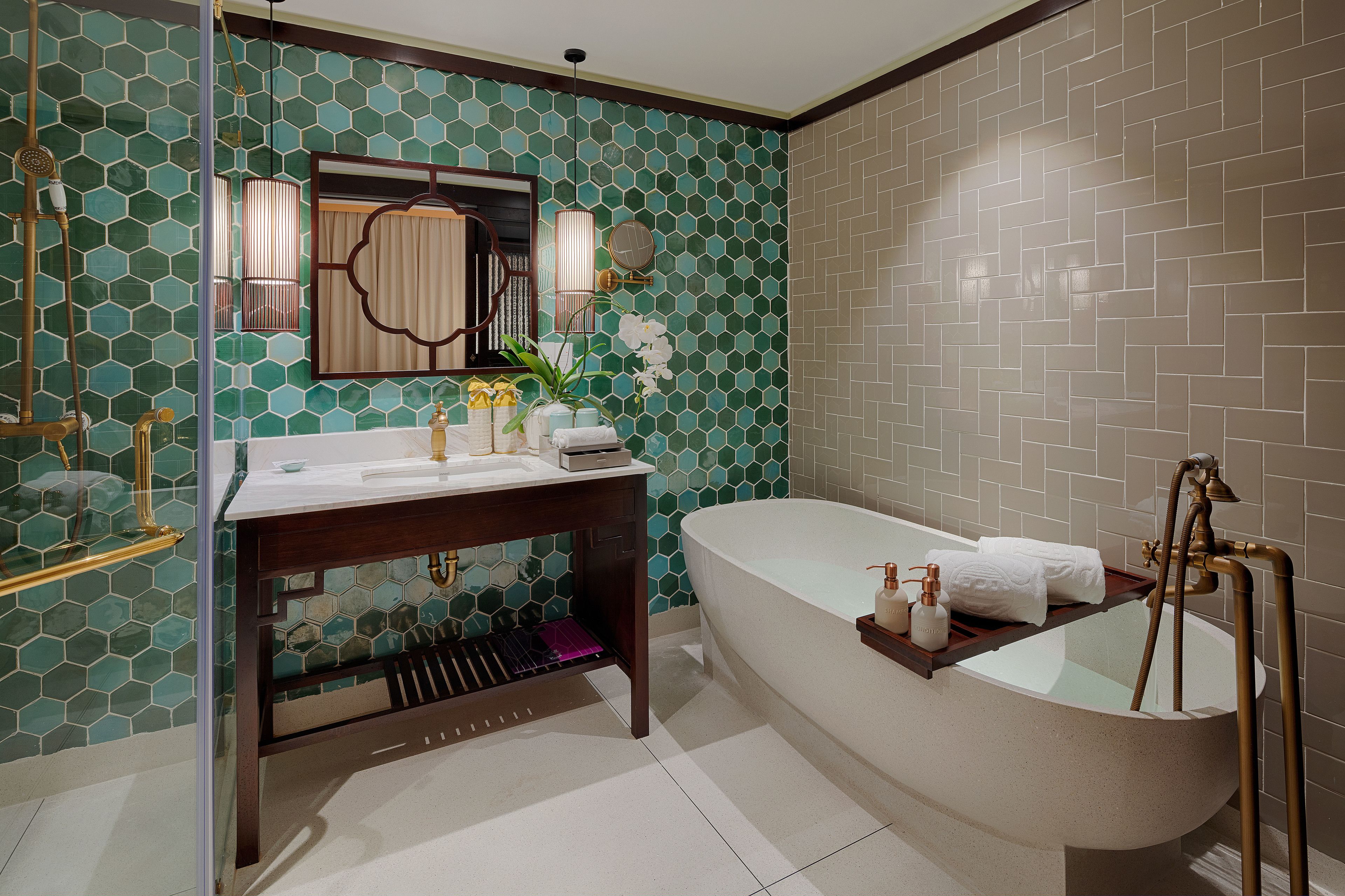 Une salle de bain avec une baignoire sur pieds, un meuble-lavabo avec un miroir et un espace douche.