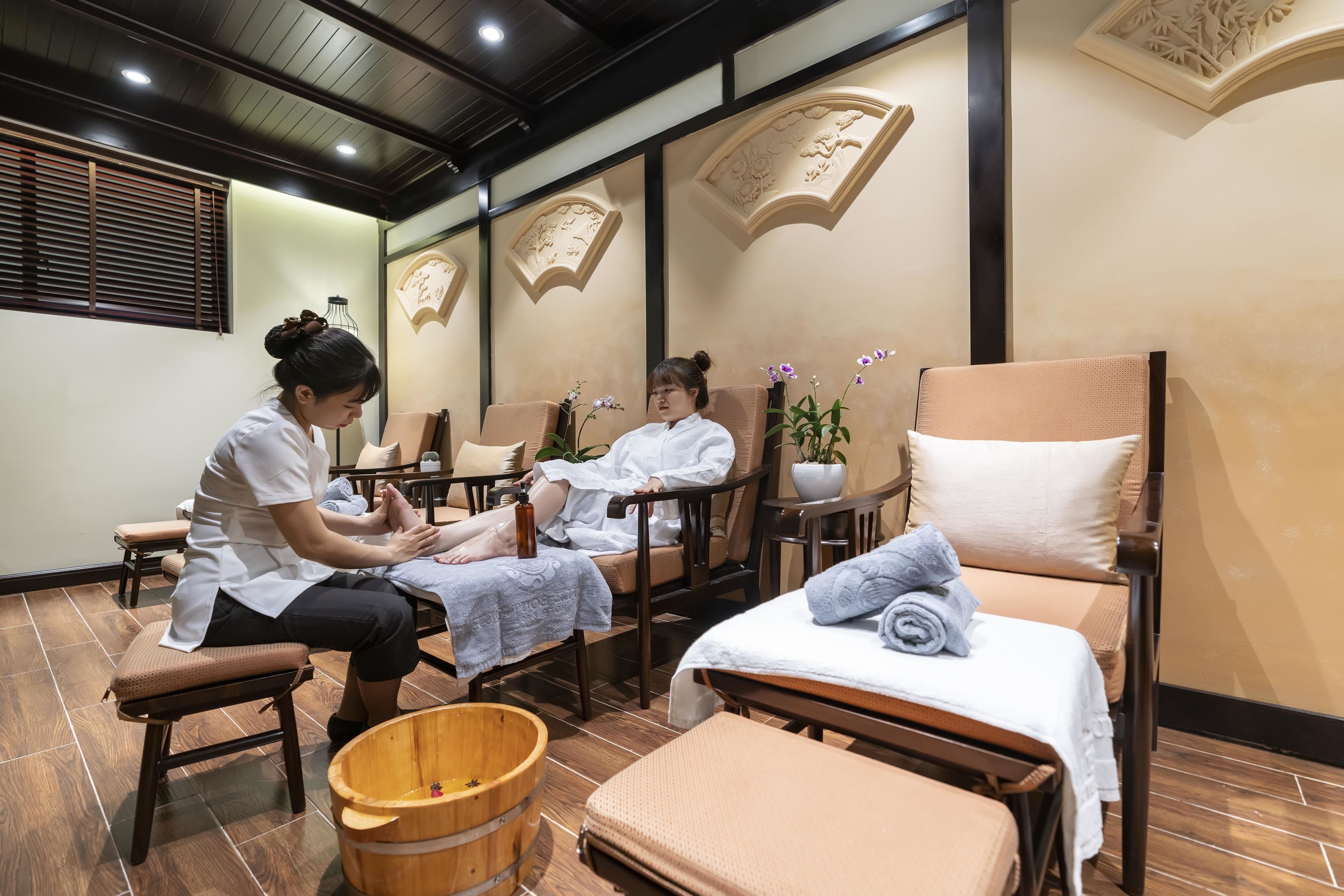 Couples treatment rooms, sauna, hot tub, steam room, body treatments