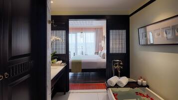 Little Suite River | Baño | Bañera y ducha independientes y bañera profunda