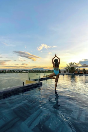 Una piscina al aire libre