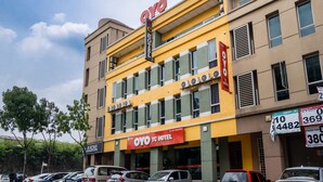 A multi-story building with a prominent "OYO TC HOTEL" sign. - Super OYO 326 Tc Hotel (Petaling Jaya)