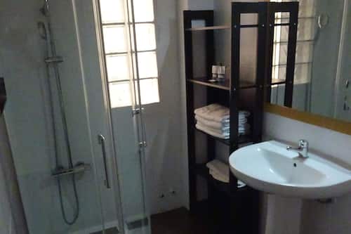 Habitació triple | Bany | Banyera, articles de tocador gratuïts i assecador de cabells