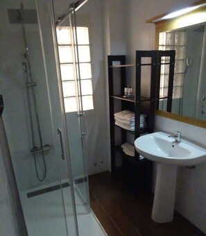 Chambre Triple | Salle de bain | Baignoire, articles de toilette gratuits, sèche-cheveux