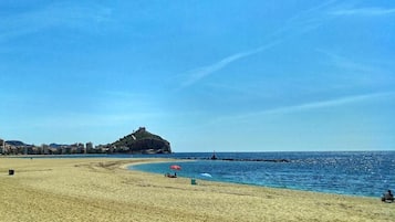 Una spiaggia nelle vicinanze