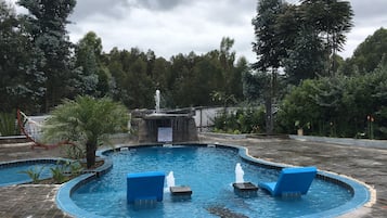 Piscine extérieure, parasols de plage, chaises longues