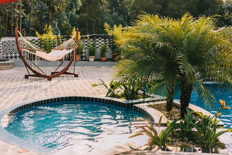 Una piscina al aire libre, sombrillas, sillones reclinables de piscina. Five Volcanoes Boutique Hotel