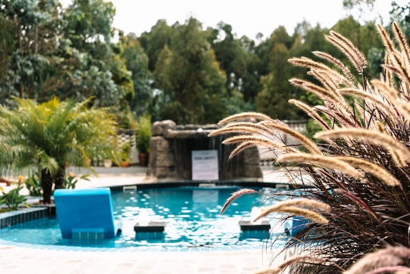 Piscina externa, guarda-sóis, espreguiçadeiras