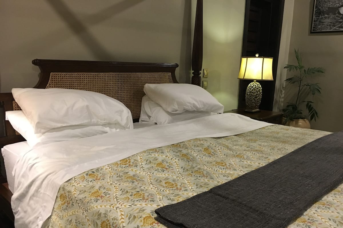 Deluxe Double Room Single Use | Minibar, desk, blackout drapes, bed sheets