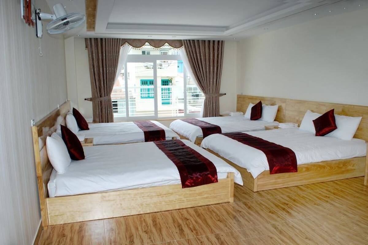 Chambre (4 Double Beds) | Minibar, bureau, Wi-Fi gratuit