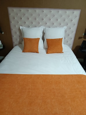 Egyptian cotton sheets, premium bedding, desk, soundproofing - Logis Hôtel Le Tisseur des Saveurs (Panissieres)