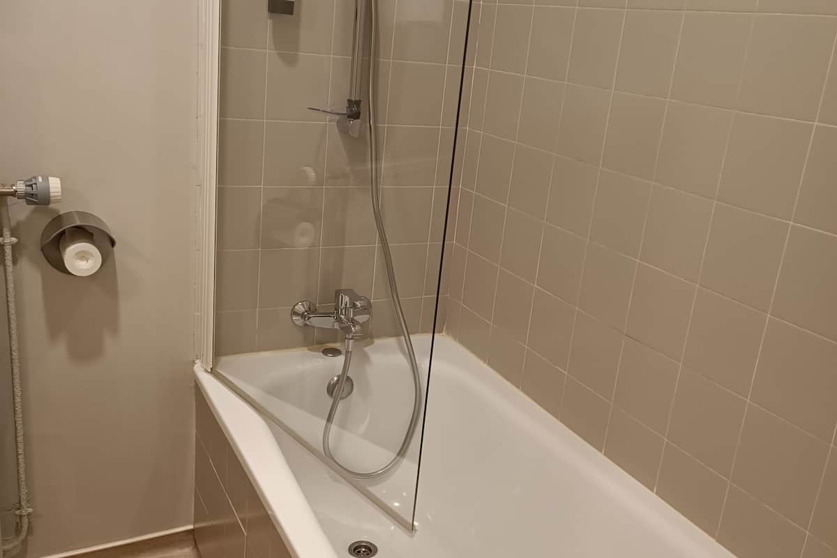 classic double room | bathroom | towels