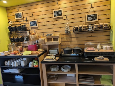 Desayuno buffet diario (EUR 8.50 por persona). Logis Hôtel Le Tisseur des Saveurs