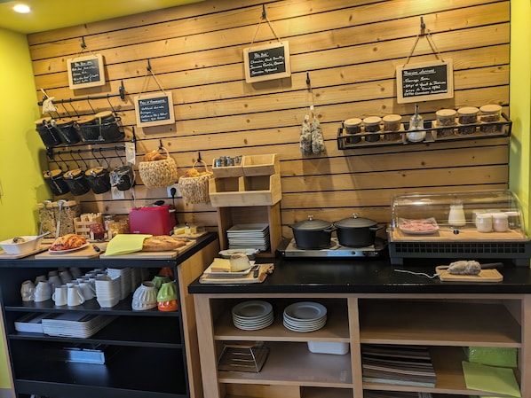 Petit déjeuner buffet (8.50 EUR par personne)