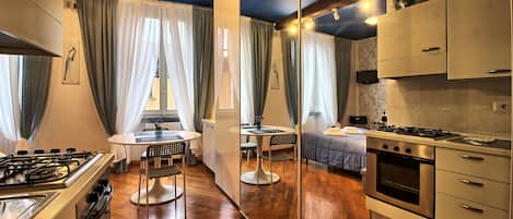 Apartment (1) | Eigene Küche | Kühlschrank, Mikrowelle, Herdplatte, Wasserkocher mit Kaffee-/Teezubehör