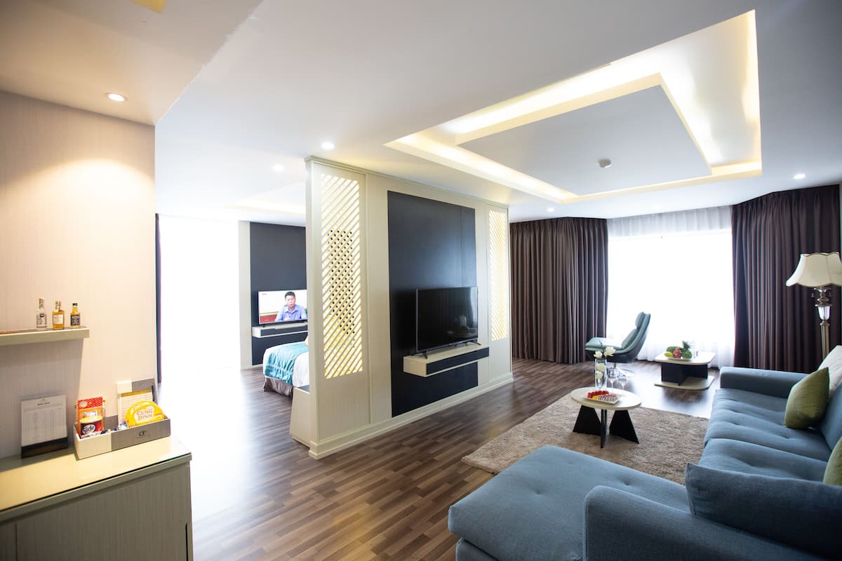 Central Suite | Minibar, in-room safe, desk, blackout drapes
