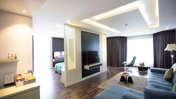 Central Suite | Minibar, in-room safe, desk, blackout curtains