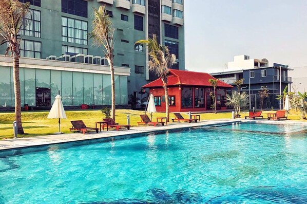 Outdoor pool, pool umbrellas, pool loungers - Central Hotel (Thanh Hoa)