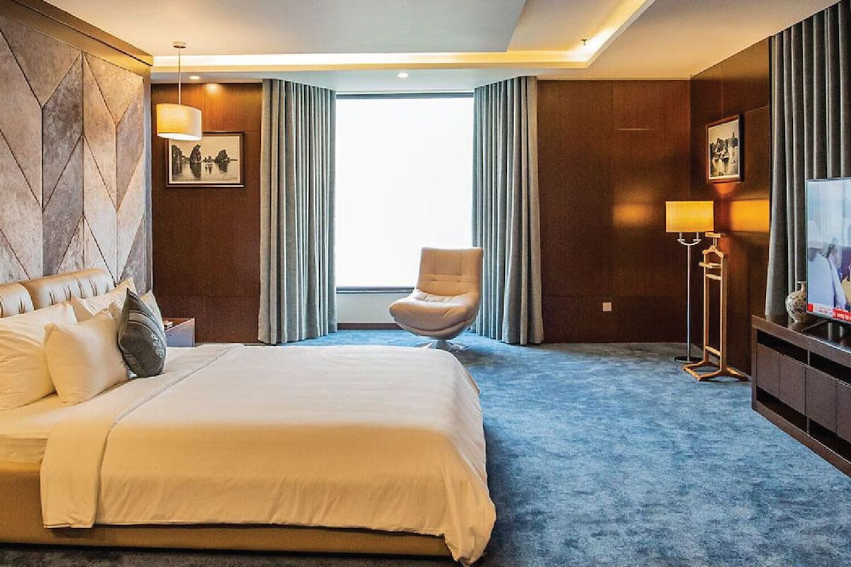 Presidential Suite | Minibar, in-room safe, desk, blackout drapes