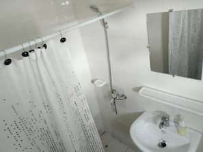 Apartment | Badezimmer | Dusche, kostenlose Toilettenartikel, Handtücher