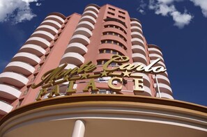 A tall building with a sign that reads "Monte Carlo Palace." - Monte Carlo Palace Suites (Bucharest)