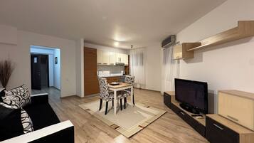 Basic Apartment | Private kitchen | Fridge, microwave, oven, cookware/dishes/utensils