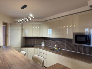 Apartemen Superior, balkon | Dapur pribadi | Lemari es, microwave, oven, dan peralatan masak/sendok-piring