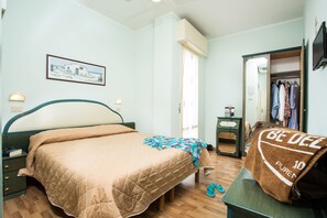 Habitación doble | Caja fuerte, escritorio, sistema de insonorización y wifi gratis