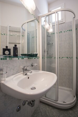 Shower, free toiletries, hair dryer, bidet - Hotel Club Misano (Misano Adriatico)