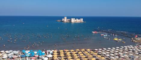 Plage, chaises longues, parasols