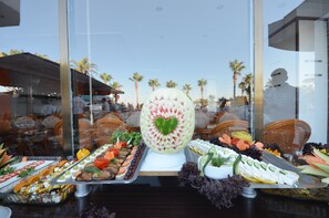 2 间餐厅，供应早餐、午餐和晚餐，土耳其菜