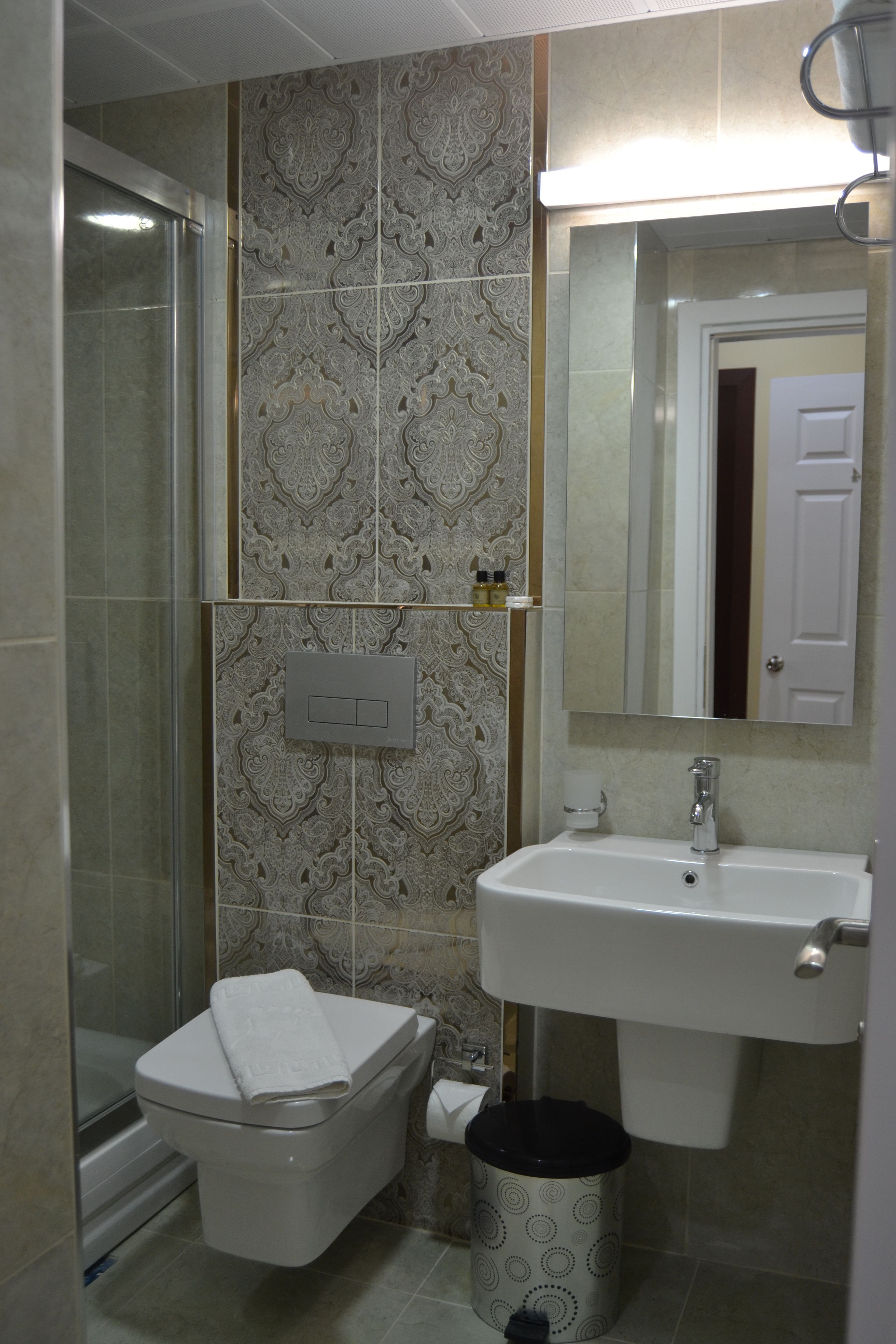 Un baño con inodoro, lavamanos y ducha.