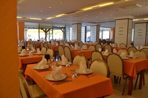 Hi ha 2 restaurants i s'hi serveixen esmorzars; plats de cuina turca 